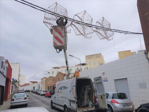 Comienzan a instalar las luces de Navidad en Almendralejo