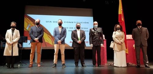 Policía Nacional y José María Fernádez de Vega reciben la Medalla de Almendralejo en el acto de la Constitución