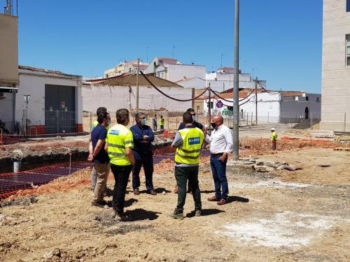 El alcalde visita el estado de las obras de la Plaza de Extremadura 