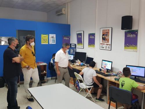 El alcalde visita el campamento tecnológico de verano de FabLab Xtrene Almendralejo