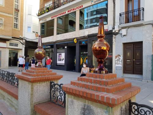 El Ayuntamiento arregla y repone los elementos ornamentales del Parque de Espronceda