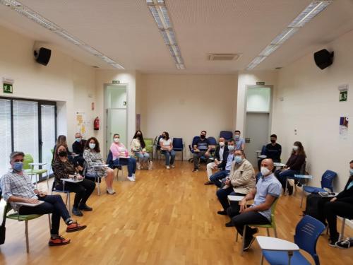 El alcalde visita la Lanzadera de Empleo de Almendralejo para conocer  a los participantes 