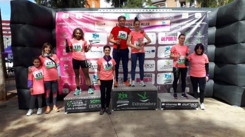 Cientos de mujeres participan en la Carrera de la Mujer