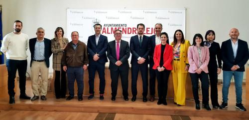 La Corporación Municipal recibe al alcalde de A Rúa en el el Salón de Plenos del Ayuntamiento