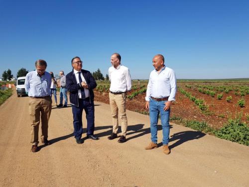 El alcalde visita las obras  de arreglo de la Calzada Romana que está ejecutando la Junta