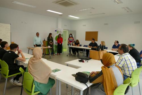 El alcalde visita a los alumnos del curso de auxiliar de empresa que comienza hoy