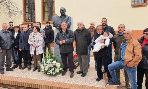 El alcalde inaugura la escultura en homenaje a Casimiro del Álamo y los meloneros de Tierra de Barros